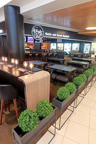 BORIS MINKEVICH / WINNIPEG FREE PRESS
The new Flight Club restaurant and lounge on the main floor of the Winnipeg Richardson International Airport. Grand opening is tomorrow. It's where the Manitoba Liquor Mart used to be. MARTIN CASH STORY. April 25, 2018