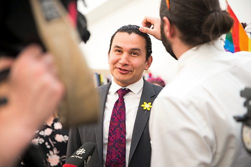 MIKAELA MACKENZIE / WINNIPEG FREE PRESS
NDP Leader Wab Kinew gets a piece of fluff picked out of his hair after announcing legislation that would amend the Vital Statistics Act to allow Manitobans to be issued gender neutral ID at the Rainbow Resource Centre in Winnipeg on Wednesday, April 25, 2018. 
Mikaela MacKenzie / Winnipeg Free Press 2018.