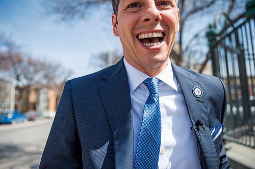 MIKAELA MACKENZIE / WINNIPEG FREE PRESS
Mayor Bowman walks up to announce funding to support a new foot patrol ambassador program for the Osborne Village neighbourhood in Winnipeg on Wednesday, April 25, 2018. 
Mikaela MacKenzie / Winnipeg Free Press 2018.