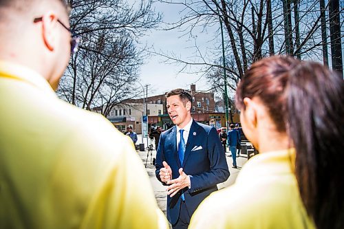 MIKAELA MACKENZIE / WINNIPEG FREE PRESS
Mayor Bowman talks to participants before announcing funding to support a new foot patrol ambassador program for the Osborne Village neighbourhood in Winnipeg on Wednesday, April 25, 2018. 
Mikaela MacKenzie / Winnipeg Free Press 2018.