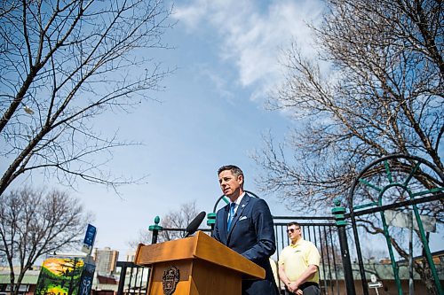 MIKAELA MACKENZIE / WINNIPEG FREE PRESS
Mayor Bowman announces funding to support a new foot patrol ambassador program for the Osborne Village neighbourhood in Winnipeg on Wednesday, April 25, 2018. 
Mikaela MacKenzie / Winnipeg Free Press 2018.