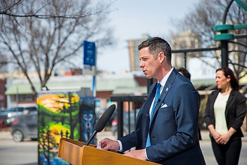 MIKAELA MACKENZIE / WINNIPEG FREE PRESS
Mayor Bowman announces funding to support a new foot patrol ambassador program for the Osborne Village neighbourhood in Winnipeg on Wednesday, April 25, 2018. 
Mikaela MacKenzie / Winnipeg Free Press 2018.