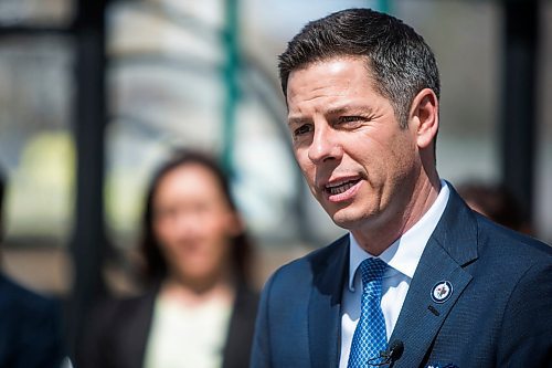 MIKAELA MACKENZIE / WINNIPEG FREE PRESS
Mayor Bowman announces funding to support a new foot patrol ambassador program for the Osborne Village neighbourhood in Winnipeg on Wednesday, April 25, 2018. 
Mikaela MacKenzie / Winnipeg Free Press 2018.