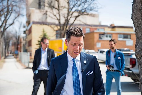 MIKAELA MACKENZIE / WINNIPEG FREE PRESS
Mayor Bowman walks up to announce funding to support a new foot patrol ambassador program for the Osborne Village neighbourhood in Winnipeg on Wednesday, April 25, 2018. 
Mikaela MacKenzie / Winnipeg Free Press 2018.