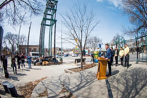 MIKAELA MACKENZIE / WINNIPEG FREE PRESS
Mayor Bowman announces funding to support a new foot patrol ambassador program for the Osborne Village neighbourhood in Winnipeg on Wednesday, April 25, 2018. 
Mikaela MacKenzie / Winnipeg Free Press 2018.