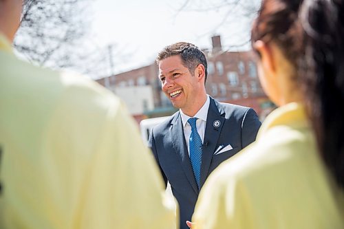 MIKAELA MACKENZIE / WINNIPEG FREE PRESS
Mayor Bowman talks to participants before announcing funding to support a new foot patrol ambassador program for the Osborne Village neighbourhood in Winnipeg on Wednesday, April 25, 2018. 
Mikaela MacKenzie / Winnipeg Free Press 2018.