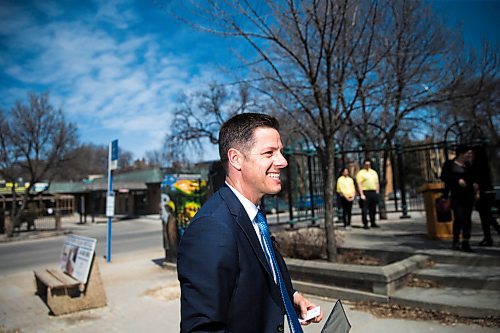 MIKAELA MACKENZIE / WINNIPEG FREE PRESS
Mayor Bowman walks up to announce funding to support a new foot patrol ambassador program for the Osborne Village neighbourhood in Winnipeg on Wednesday, April 25, 2018. 
Mikaela MacKenzie / Winnipeg Free Press 2018.