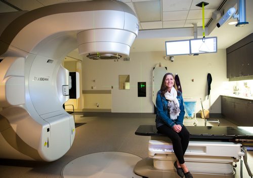 MIKAELA MACKENZIE / WINNIPEG FREE PRESS
Jennifer Dornbush, who is going through her second round with cancer, sits in front of the new linear accelerator after a treatment at the CancerCare clinic in Winnipeg on Wednesday, April 25, 2018. 
Mikaela MacKenzie / Winnipeg Free Press 2018.