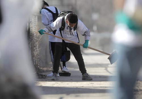 RUTH BONNEVILLE / WINNIPEG FREE PRESS

STUDENTS TAKE TO THE STREETS FOR WEST END BIZ SWEEP OFF! 

Media Release Wednesday April 25, 2018

General Wolfe grade 9 student, Marvin Diokno sweeps streets as others in his class pick up garbage along Maryland Ave Thursday.

Students and staff from West End schools General Wolfe and IsaacBrock will help fill hundreds ofbags full of garbage and recyclables collected from West Endwalkways, boulevards and parks and sweep dozens of sidewalks free of sand. Local business staff will join in to help.  
The annual Sweep Off organized by the West End BIZ is not only about cleaning our streets, it's about building a strong sense of community and ownership, said Dr. Annette Trimbee, President and Vice-Chancellor, University of Winnipeg.

Standup photo 


April 26,  2018
