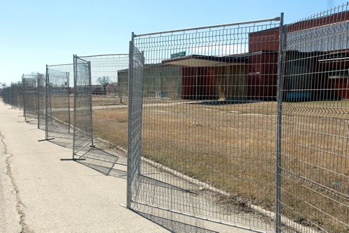 BORIS MINKEVICH / WINNIPEG FREE PRESS
Lipsett Hall on the corner of Grant Ave. and Kenaston Blvd. has fencing set up around it. Lipsett Hall is one of the buildings vacant on the Kapyong Barracks site in Winnipeg, Manitoba. April 26, 2018
