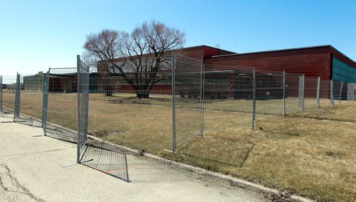 BORIS MINKEVICH / WINNIPEG FREE PRESS
Lipsett Hall on the corner of Grant Ave. and Kenaston Blvd. has fencing set up around it. Lipsett Hall is one of the buildings vacant on the Kapyong Barracks site in Winnipeg, Manitoba. April 26, 2018