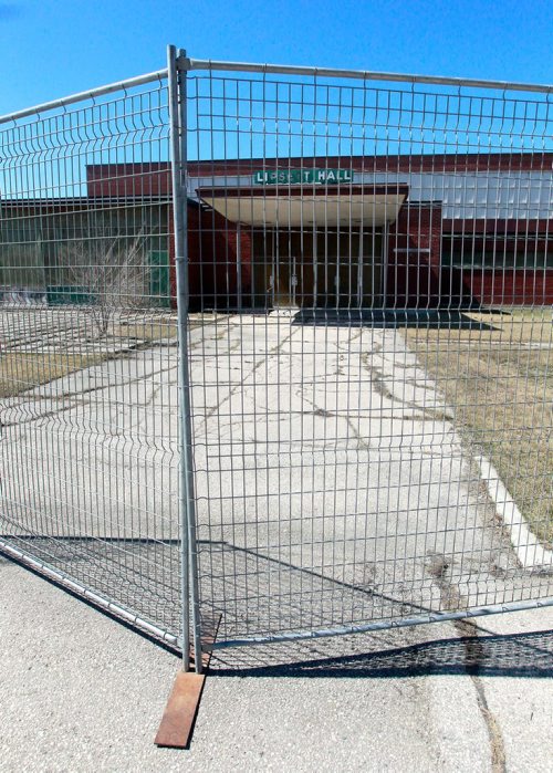 BORIS MINKEVICH / WINNIPEG FREE PRESS
Lipsett Hall on the corner of Grant Ave. and Kenaston Blvd. has fencing set up around it. Lipsett Hall is one of the buildings vacant on the Kapyong Barracks site in Winnipeg, Manitoba. April 26, 2018