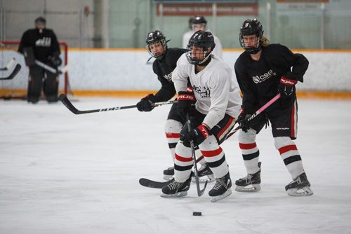 MIKE DEAL / WINNIPEG FREE PRESS
Carson Lambos at Southdale CC during a RHA Nationals practice is one of the several promising prospects in the upcoming WHL Bantam entry draft.
180424 - Tuesday, April 24, 2018.