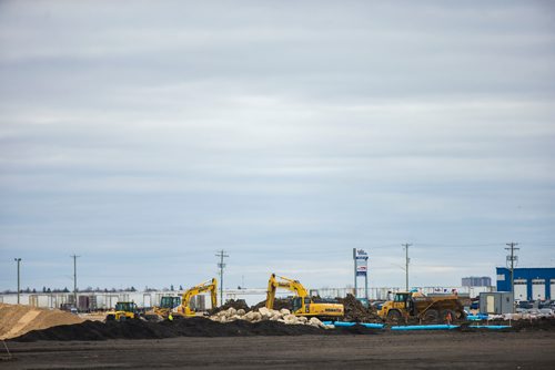 MIKAELA MACKENZIE / WINNIPEG FREE PRESS
Construction takes place for a new industrial park development in the northwest part of the city in Winnipeg on Friday, April 27, 2018.
Mikaela MacKenzie / Winnipeg Free Press 2018.