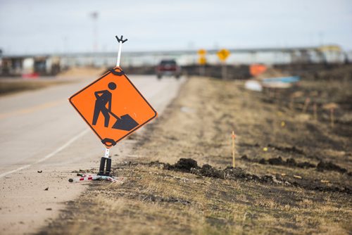 MIKAELA MACKENZIE / WINNIPEG FREE PRESS
Construction takes place for a new industrial park development in the northwest part of the city in Winnipeg on Friday, April 27, 2018.
Mikaela MacKenzie / Winnipeg Free Press 2018.