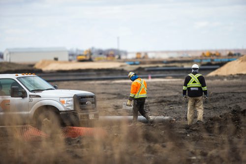 MIKAELA MACKENZIE / WINNIPEG FREE PRESS
Construction takes place for a new industrial park development in the northwest part of the city in Winnipeg on Friday, April 27, 2018.
Mikaela MacKenzie / Winnipeg Free Press 2018.