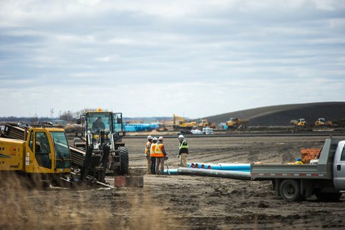 MIKAELA MACKENZIE / WINNIPEG FREE PRESS
Construction takes place for a new industrial park development in the northwest part of the city in Winnipeg on Friday, April 27, 2018.
Mikaela MacKenzie / Winnipeg Free Press 2018.