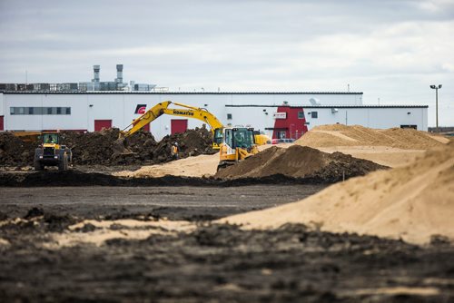 MIKAELA MACKENZIE / WINNIPEG FREE PRESS
Construction takes place for a new industrial park development in the northwest part of the city in Winnipeg on Friday, April 27, 2018.
Mikaela MacKenzie / Winnipeg Free Press 2018.