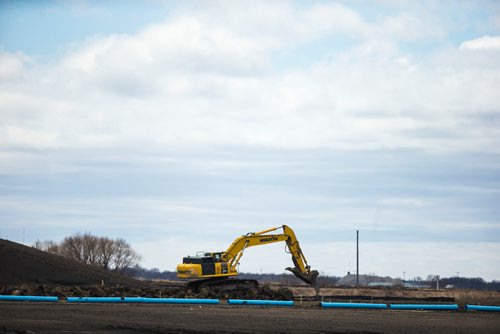 MIKAELA MACKENZIE / WINNIPEG FREE PRESS
Construction takes place for a new industrial park development in the northwest part of the city in Winnipeg on Friday, April 27, 2018.
Mikaela MacKenzie / Winnipeg Free Press 2018.