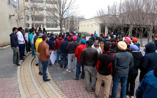 BORIS MINKEVICH / WINNIPEG FREE PRESS
Taxi drivers protest at City Hall about working conditions and abuse on the job this afternoon.  JESSICA BOTELHO STORY. April 27, 2018