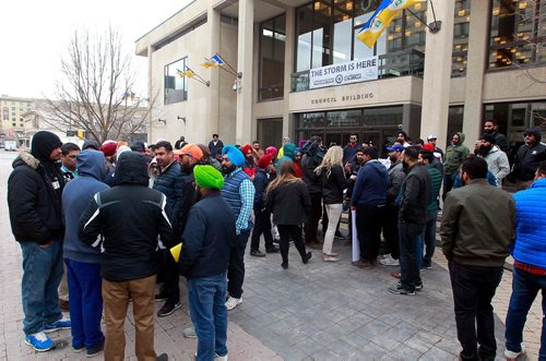 BORIS MINKEVICH / WINNIPEG FREE PRESS
Taxi drivers protest at City Hall about working conditions and abuse on the job this afternoon.  JESSICA BOTELHO STORY. April 27, 2018