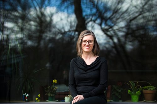 MIKAELA MACKENZIE / WINNIPEG FREE PRESS
Lisa Stepnuk, project coordinator of the 30 by 30 initiative, poses for a portrait in her backyard in Winnipeg on Friday, April 27, 2018. Engineers Geoscientists Manitoba is about to launch a Project 30 campaign to get 30 per cent women engineers by 2030.
Mikaela MacKenzie / Winnipeg Free Press 2018.