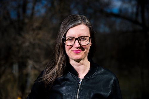 MIKAELA MACKENZIE / WINNIPEG FREE PRESS
Lisa Stepnuk, project coordinator of the 30 by 30 initiative, poses for a portrait in her backyard in Winnipeg on Friday, April 27, 2018. Engineers Geoscientists Manitoba is about to launch a Project 30 campaign to get 30 per cent women engineers by 2030.
Mikaela MacKenzie / Winnipeg Free Press 2018.