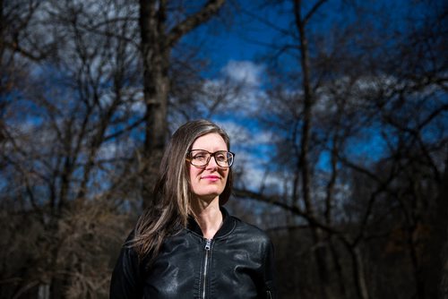 MIKAELA MACKENZIE / WINNIPEG FREE PRESS
Lisa Stepnuk, project coordinator of the 30 by 30 initiative, poses for a portrait in her backyard in Winnipeg on Friday, April 27, 2018. Engineers Geoscientists Manitoba is about to launch a Project 30 campaign to get 30 per cent women engineers by 2030.
Mikaela MacKenzie / Winnipeg Free Press 2018.