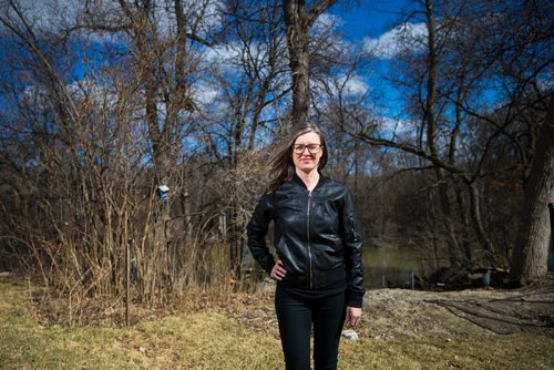 MIKAELA MACKENZIE / WINNIPEG FREE PRESS
Lisa Stepnuk, project coordinator of the 30 by 30 initiative, poses for a portrait in her backyard in Winnipeg on Friday, April 27, 2018. Engineers Geoscientists Manitoba is about to launch a Project 30 campaign to get 30 per cent women engineers by 2030.
Mikaela MacKenzie / Winnipeg Free Press 2018.