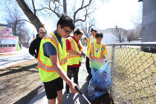RUTH BONNEVILLE / WINNIPEG FREE PRESS

Students pick up garbage on Austin Street as part of the North Point Douglas Residents Association & Mamma Bear Clan annual spring cleanup Saturday.

Standup 

April 28,  2018

