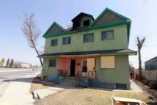 BORIS MINKEVICH / WINNIPEG FREE PRESS
Rooming house fire at 57 Lily Street.  Fire was on the top floor. ALEXANDRA PAUL STORY. April 29, 2018