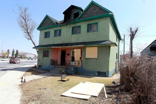BORIS MINKEVICH / WINNIPEG FREE PRESS
Rooming house fire at 57 Lily Street.  Fire was on the top floor. ALEXANDRA PAUL STORY. April 29, 2018