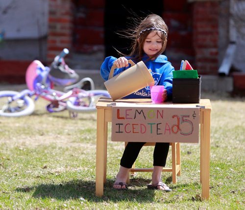 BORIS MINKEVICH / WINNIPEG FREE PRESS
Audrey Langrell-Holland, 6, runs her first lemonade/ice tea stand today on Queenston Street. The grade one'r had 9 sales before the photo was taken. STANDUP PHOTO. April 29, 2018