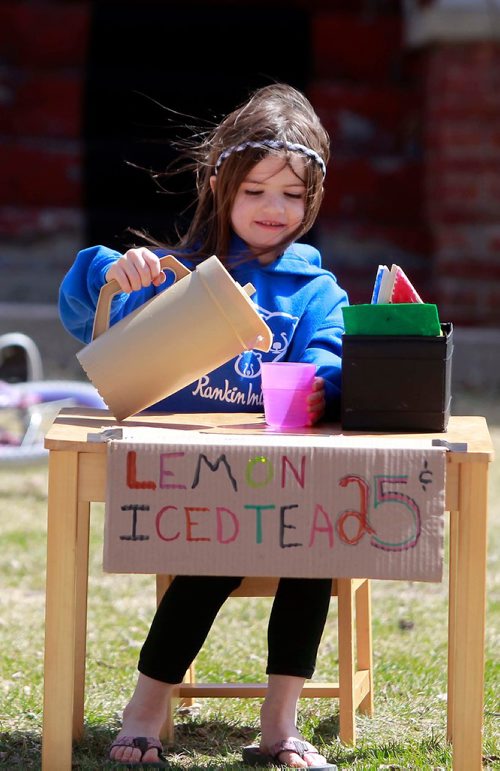BORIS MINKEVICH / WINNIPEG FREE PRESS
Audrey Langrell-Holland, 6, runs her first lemonade/ice tea stand today on Queenston Street. The grade one'r had 9 sales before the photo was taken. STANDUP PHOTO. April 29, 2018