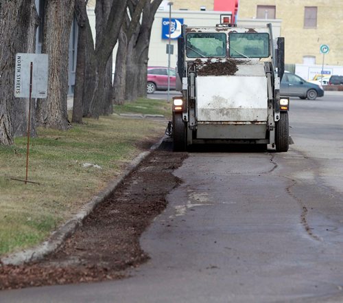 BORIS MINKEVICH / WINNIPEG FREE PRESS
Street cleaning crews on Lenore Street near Portage Ave. today. Dry conditions had crews watering the dust down as part of the process. April 30, 2018