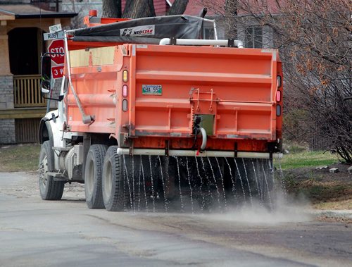 BORIS MINKEVICH / WINNIPEG FREE PRESS
Street cleaning crews on Preston Ave. today. Dry conditions had crews watering the dust down as part of the process. April 30, 2018