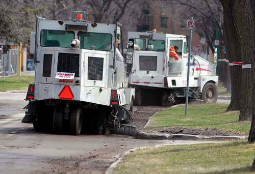 BORIS MINKEVICH / WINNIPEG FREE PRESS
Street cleaning crews on Preston Ave. near Evanson St. today. Dry conditions had crews watering the dust down as part of the process. April 30, 2018