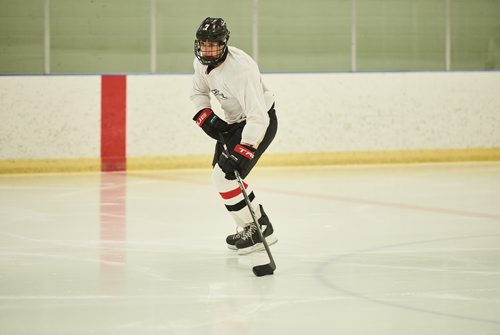 DAVID LIPNOWSKI / WINNIPEG FREE PRESS

Carson Lambos (#7) will be drawn in the WHL bantam draft on Thursday, he is seen during hockey practice at Southdale Community Centre Tuesday May 1, 2018. 

