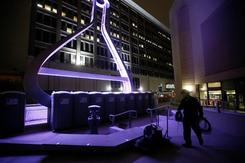 John Woods/Winnipeg Free Press
Crews clean up after the Winnipeg Jets' white out playoff party in downtown Winnipeg, Tuesday, May 1, 2018. 
