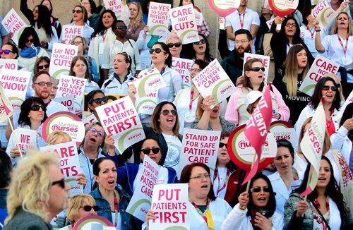 BORIS MINKEVICH / WINNIPEG FREE PRESS
Around 700 nurses and supporters converged on to the steps of the Manitoba Legislature today to protest against healthcare cuts. JANE GERSTER STORY.  May 2, 2018