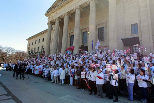 BORIS MINKEVICH / WINNIPEG FREE PRESS
Around 700 nurses and supporters converged on to the steps of the Manitoba Legislature today to protest against healthcare cuts. JANE GERSTER STORY.  May 2, 2018