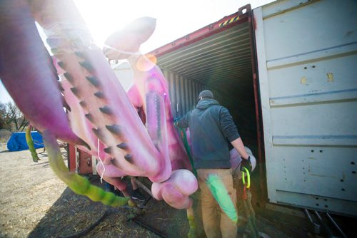 MIKAELA MACKENZIE / WINNIPEG FREE PRESS
Crews at the zoo begin unpacking the gigantic animatronic bugs that have arrived for the upcoming Xtreme Bugs! exhibit at the Assiniboine Park Zoo in Winnipeg on Wednesday, May 2, 2018. 
Mikaela MacKenzie / Winnipeg Free Press 2018.