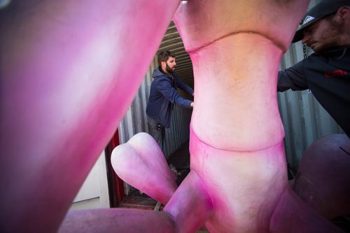 MIKAELA MACKENZIE / WINNIPEG FREE PRESS
Pat Leonoff (left) and Robert Chubaty begin unpacking a gigantic animatronic bug that's arrived for the upcoming Xtreme Bugs! exhibit at the Assiniboine Park Zoo in Winnipeg on Wednesday, May 2, 2018. 
Mikaela MacKenzie / Winnipeg Free Press 2018.