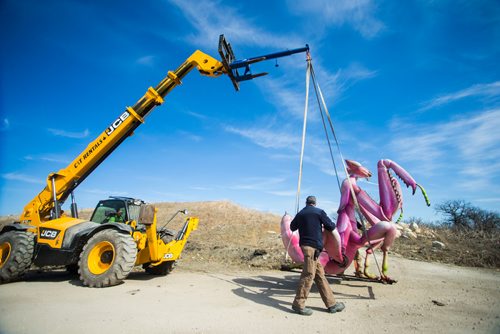 MIKAELA MACKENZIE / WINNIPEG FREE PRESS
Dennis King walks along with a gigantic animatronic bug that's being placed for the upcoming Xtreme Bugs! exhibit at the Assiniboine Park Zoo in Winnipeg on Wednesday, May 2, 2018. 
Mikaela MacKenzie / Winnipeg Free Press 2018.