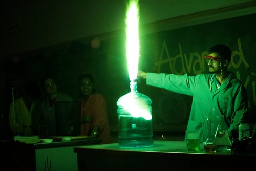 MIKAELA MACKENZIE / WINNIPEG FREE 
Kartik Sachar, a U of M chemistry student, plays a Ravenclaw student in a "potions class" at Discovery Days at the University of Manitoba in Winnipeg on Thursday, May 3, 2018. 
Mikaela MacKenzie / Winnipeg Free Press 2018.