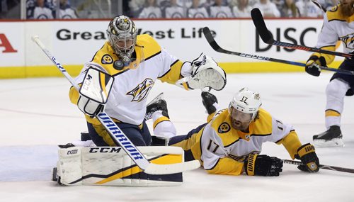 TREVOR HAGAN / WINNIPEG FREE PRESS
Nashville Predators' goaltender Pekka Rinne (35) and Scott Hartnell (17) watch the bouncing puck during first period NHL playoff hockey against the Winnipeg Jets' during game 4 of the second round, Thursday, May 3, 2018.