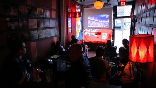 MIKE DEAL / WINNIPEG FREE PRESS
The Motel bar in Toronto is packed with Jets fans on game night on Tuesday, May 1, 2018. 
Mike Deal / Winnipeg Free Press 2018.