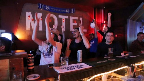 MIKE DEAL / WINNIPEG FREE PRESS
Jets fans at the Motel bar in Toronto cheer as a goal is scored on game night on Thursday, May 3, 2018. 
Mike Deal / Winnipeg Free Press 2018.