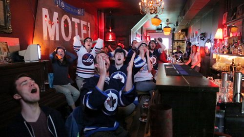 MIKE DEAL / WINNIPEG FREE PRESS
Jets fans react to the game at Motel bar in Toronto on Tuesday, May 1, 2018. The bar is a gathering place for ex-Winnipeggers, and is packed with Jets fans during the playoffs.
Mike Deal / Winnipeg Free Press 2018.