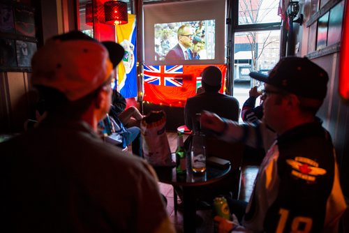 MIKE DEAL / WINNIPEG FREE PRESS
The Motel bar in Toronto is packed with Jets fans on game night on Thursday, May 3, 2018. 
Mike Deal / Winnipeg Free Press 2018.